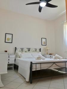 Кровать или кровати в номере Alpha apartment, Ireon Samos