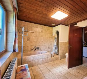 Koupelna v ubytování Gästehaus auf der Höhe + 37 fotografií