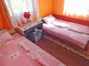 2 camas individuales en una habitación con ventana en VIRMAL, en Foča
