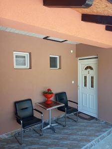 A seating area at Apartmani Maksimović