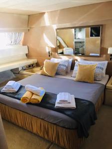 מיטה או מיטות בחדר ב-Sea BaronIV "BedsonBoat"
