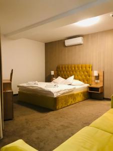 - une chambre avec un grand lit dans l'établissement Vila Turistica Principesa Margareta, à Beiuş