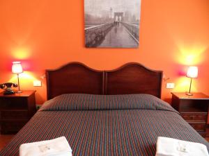 A bed or beds in a room at Hotel Amendola Fiera
