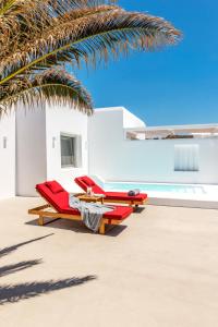 A piscina localizada em O Lofos Luxury Boutique Suites ou nos arredores