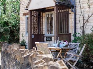 a table and chairs in front of a house at Emma Dent in Winchcombe