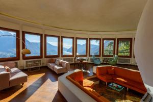 een woonkamer met veel ramen bij Villa Ponti Bellavista in Bellagio