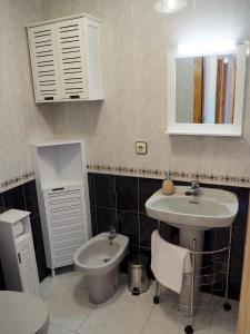A bathroom at Apartamento Turístico Duero Niño