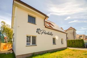 Un bâtiment blanc avec le mot "pymble" sur lui dans l'établissement Purtulka pokoje klimatyzowane, à Pobierowo