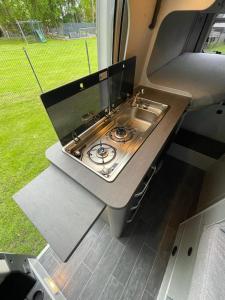 - Cocina con fogones en una cabaña en Camper Van Koje 31, en Flensburg