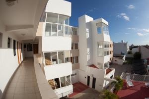 widok z powietrza na biały budynek apartamentowy w obiekcie Nelson Praia Hotel w mieście Cassino