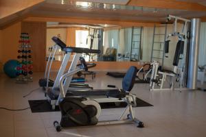 The fitness centre and/or fitness facilities at Nelson Praia Hotel