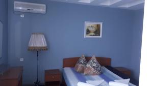 アナパにあるБелый Фрегатの青いベッドルーム(枕付きのベッド付)