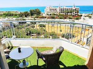 Un balcón o terraza en H&O Best Apt In Paphos!