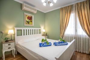 Postel nebo postele na pokoji v ubytování ARENDA Pino Alto Villa Lemon