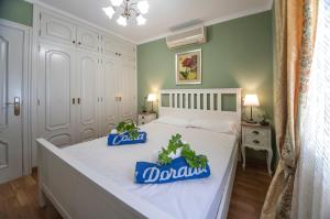 Postel nebo postele na pokoji v ubytování ARENDA Pino Alto Villa Lemon