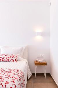 Cama ou camas em um quarto em O Lofos Luxury Boutique Suites