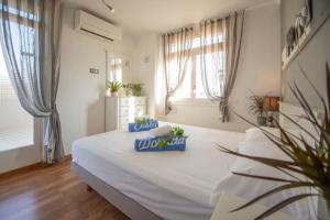 Postel nebo postele na pokoji v ubytování ARENDA Pino Alto Villa Lemon