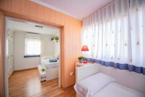 Postel nebo postele na pokoji v ubytování ARENDA Pino Alto Villa Lemon