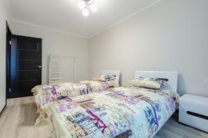 um quarto com duas camas num quarto em ARTAL Apartment on Obolonsky avenue 16 em Kiev