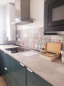 a kitchen with a counter top with a box on it at Apartamento Cadiz Centro Fabio Rufino in Cádiz