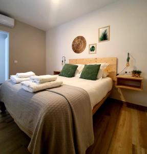 a bedroom with a large bed with towels on it at Apartamento Cadiz Centro Fabio Rufino in Cádiz