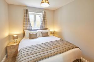 een slaapkamer met een groot bed en een raam bij Host & Stay - Sunny Dale Cottage in Thornton Dale