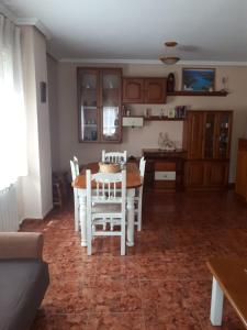 cocina y comedor con mesa y sillas en Apartamentos Ruidera en Ruidera