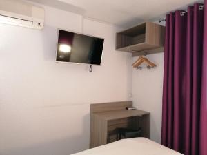 Televízia a/alebo spoločenská miestnosť v ubytovaní Cit'Hotel Saxotel Chalon-sur-Saône Nord