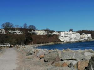 En strand ved eller i nærheten av leiligheten