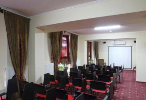 einen Konferenzraum mit Stühlen und einem Bildschirm in der Unterkunft Edelweiss in Jaremtsche