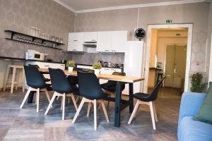 een keuken en eetkamer met een tafel en stoelen bij Onefam Old Town in Praag