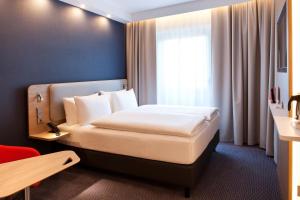 Postel nebo postele na pokoji v ubytování Holiday Inn Express Munich - Olympiapark by IHG