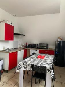 Kuchyň nebo kuchyňský kout v ubytování La bourboule Appartement + 8 fotografií