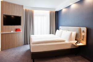 Кровать или кровати в номере Holiday Inn Express Munich - Olympiapark, an IHG Hotel