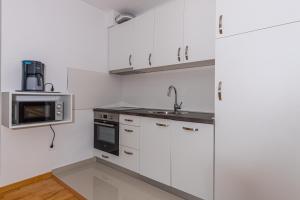 Kuchyň nebo kuchyňský kout v ubytování Apartmani Relax
