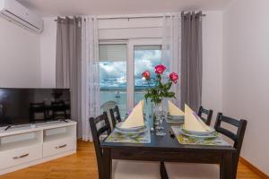 TV a/nebo společenská místnost v ubytování Apartmani Relax