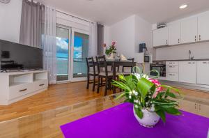 Kuchyň nebo kuchyňský kout v ubytování Apartmani Relax