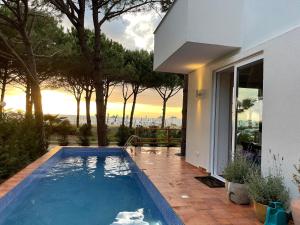 Beachfront villa in Qerret beach with a private pool - Imazhi 10