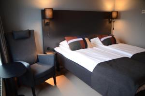 a hotel room with two beds and two lamps at Zefyr Hotel in Bodø