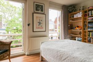 a bedroom with a bed and a large window at Logement het Herenwaltje in Leeuwarden