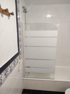 a shower with a glass door in a bathroom at Apartamento Zahara in Zahara de los Atunes