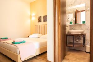 Postel nebo postele na pokoji v ubytování sofia's cozy rooms