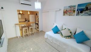 un soggiorno con divano bianco e una cucina di Hawaii Fira Barcelona a Hospitalet de Llobregat