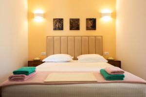 Postel nebo postele na pokoji v ubytování sofia's cozy rooms