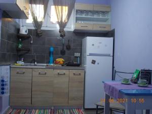 A kitchen or kitchenette at Marco's apartment