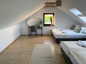Кровать или кровати в номере Dom na Skraju Lasu Mikołajki