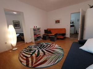 een woonkamer met een bank en een tapijt bij Ferienwohnung Sonne in Waidhofen an der Ybbs