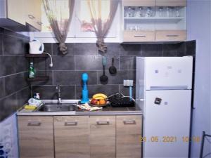 A kitchen or kitchenette at Marco's apartment