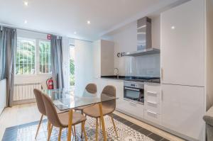 a kitchen with a glass table and chairs at Avenida America en Madrid Capital in Madrid