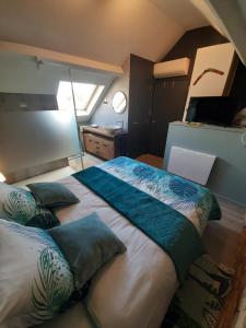 Tempat tidur dalam kamar di Groot GENOEGEN - 50 North - with AIRCO
